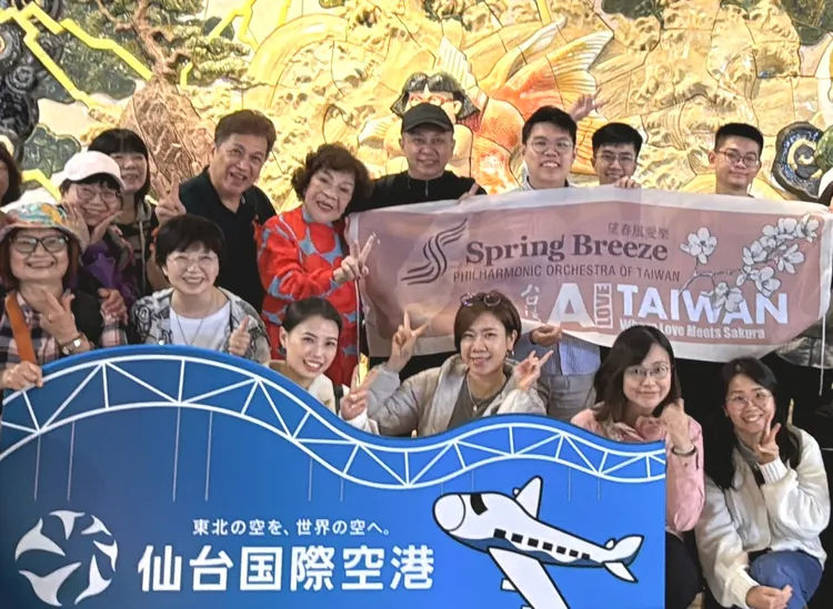 周遊和李朝永抵達仙台機場受到熱烈歡迎。李朝永提供