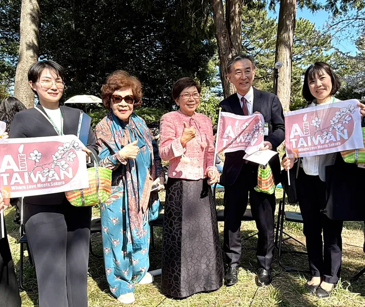 仙台觀光局長岩城利宏（右二起）、陳秀麗、周遊開心合影。李朝永提供