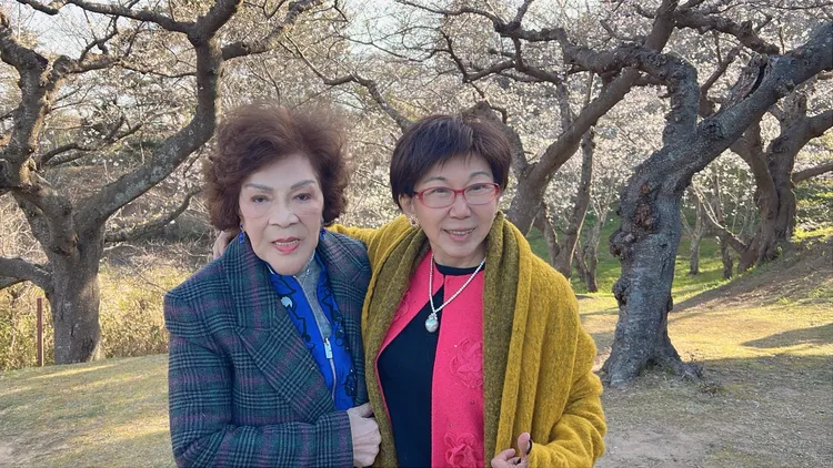 周遊與老友陳秀麗董事長在櫻花林合影。李朝永提供