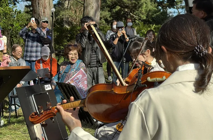 周遊欣賞音樂會激動落淚。李朝永提供