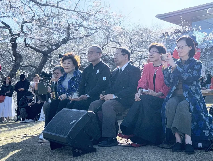 左起周遊、松島鎮長、文化局長、陳秀麗觀賞音樂會。李朝永提供