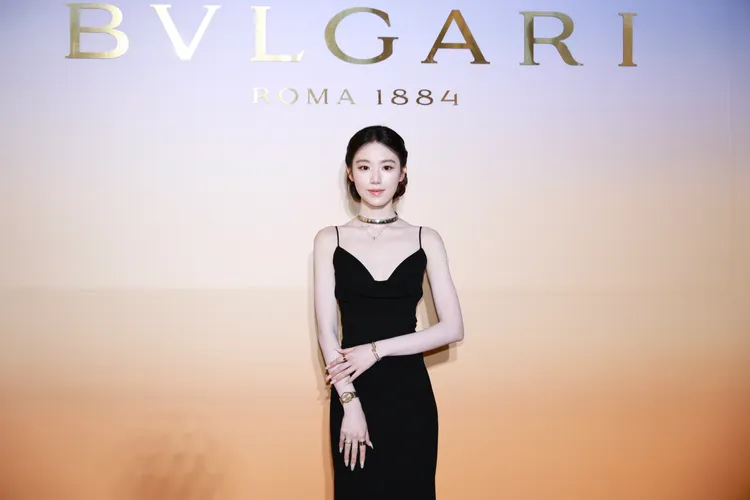 舒華身著性感的黑色禮服搭配寶格麗B.zero1系列珠寶。彭欣偉攝