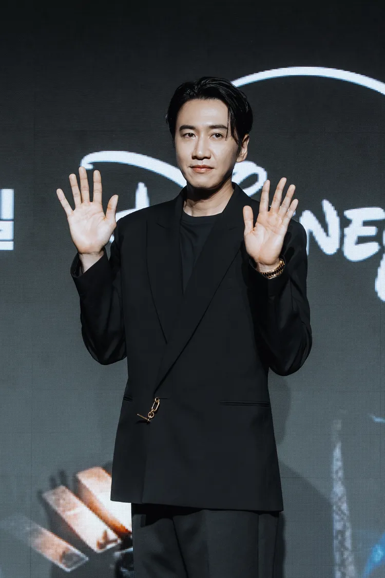 李光洙劇中有不少武打戲。Disney+提供