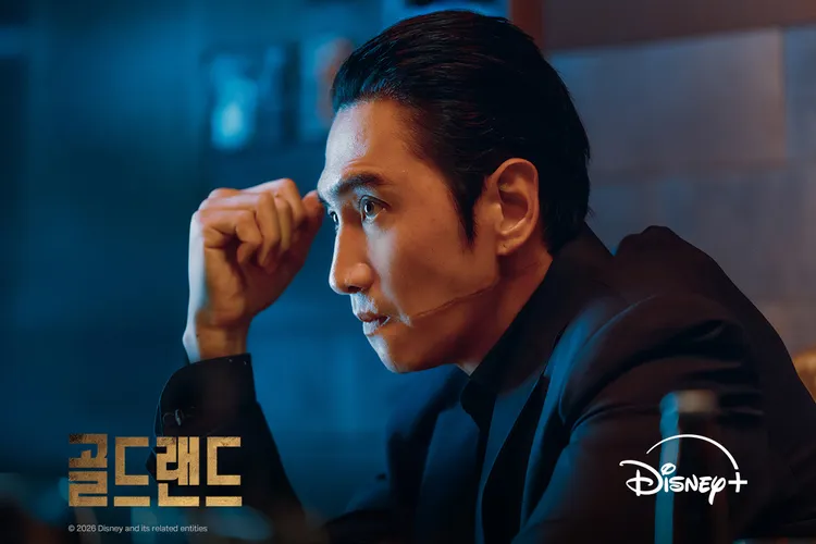 李光洙向導演提出建議，讓角色臉上有傷疤、戴金牙套，導演吐槽點子其實來自他。翻攝Disney+ Korea X