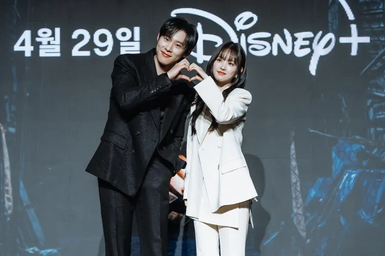 金聖喆（左）劇中常叫朴寶英姐姐，還把Jennie的歌改歌詞來唱。Disney+提供