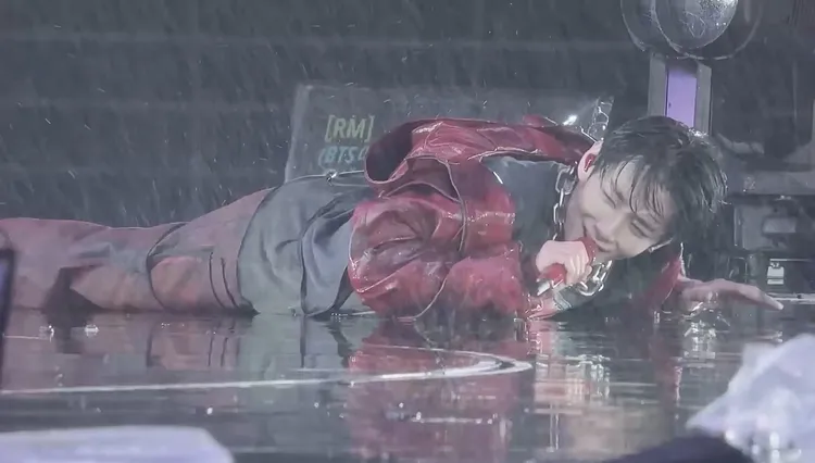 V雨中作樂，趴在舞台上「游泳」。翻攝X