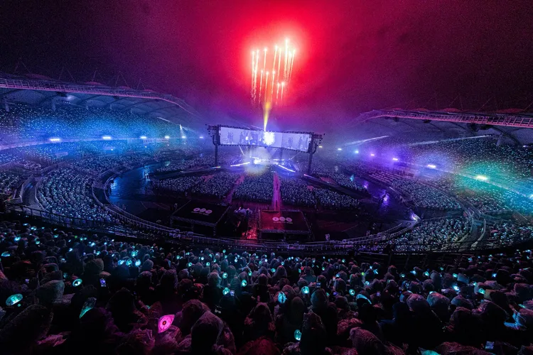 韓國昨天下起暴雨，澆不熄4萬多名粉絲的熱情。翻攝BTS X