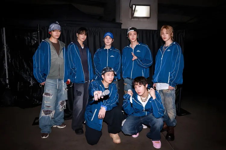 防彈少年團王者回歸，粉絲敲碗藍色SWIM外套。翻攝BTS X