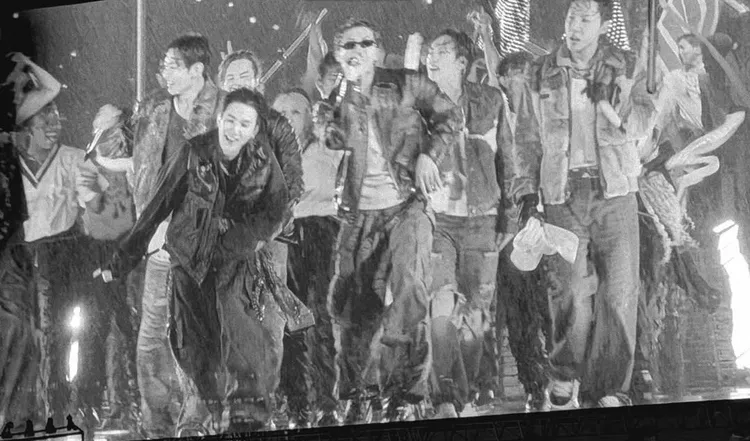 防彈少年團睽違6年展開世界巡演，冒雨濕身演出。翻攝RM IG