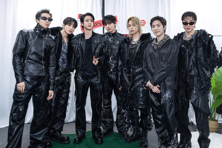 防彈少年團RM（左起）、柾國、JIN、V、智旻、SUGA、J-HOPE上一次合體開唱已是2022年入伍前。翻攝BTS X