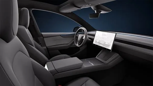 Model Y黑化版本深黑色頂棚提供更沉穩的內裝質感，全車系標配超過2,100公升的儲物空間，Long Range版本續航里程達641公里（WLTP）。業者提供