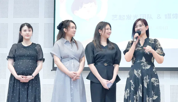 張晏塵（左起）、李又汝、鄭亦真、陳維齡上台給小朋友祝福。藝起發光、蒙福教會提供 