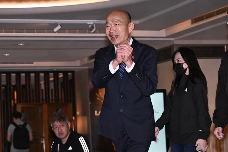 朱立倫27日中午和國民黨立委餐敘，立法院長韓國瑜（中）到場致意。中央社