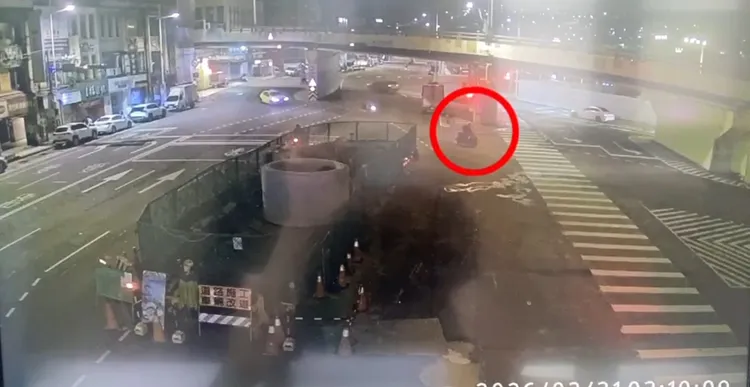 林男得手135萬元現金及數面金牌後逃離現場。翻攝照片