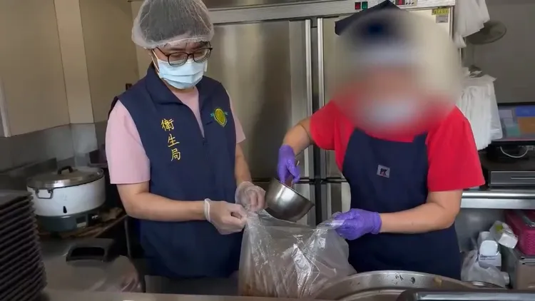 衛生局前往餐廳檢查。翻攝畫面