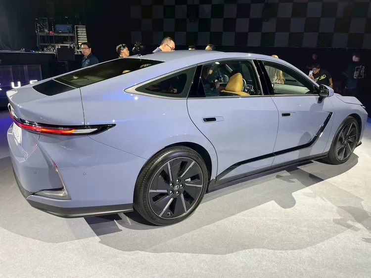 車尾採貫穿式尾燈與LEXUS字樣尾門設計，整體視覺較過往更簡潔。周奕豪攝