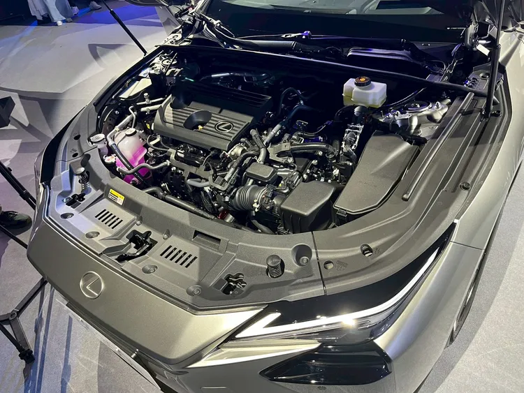 ES 300h搭載全新2.0升油電系統，綜效輸出197匹馬力，平均油耗最高可達25.8km/L。周奕豪攝