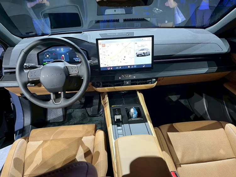 車內採用14吋中央螢幕與12.3吋數位儀表，並加入Hidden Switch隱藏式按鍵設計，強化科技感。周奕豪攝