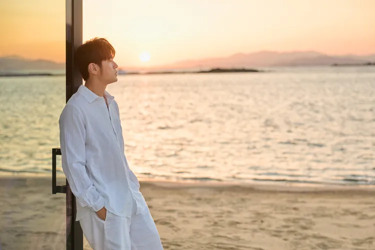 周杰倫《愛琴海》MV再度回到熟悉的走路style。杰威爾提供