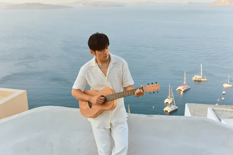 周杰倫在當地購買吉他，即興創作好有才。杰威爾提供