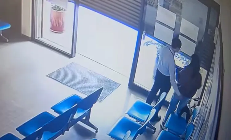 邱姓醫師在診所大門處伸手觸摸女員工的臀部。翻攝陳光軒臉書