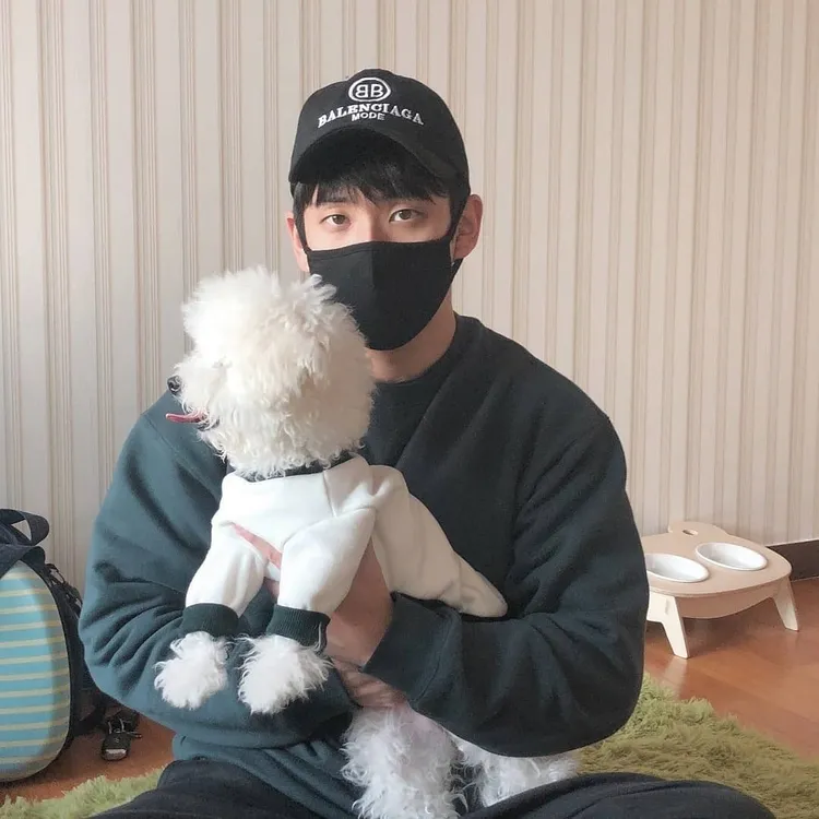 Jisoo的哥哥曾在IG上傳抱狗照。翻攝金正勳IG