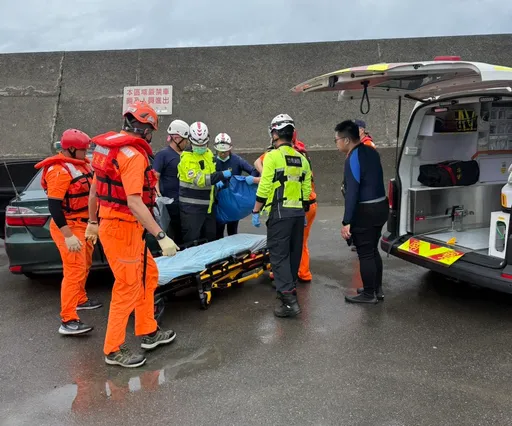 南寮漁港驚見女子倒臥沙灘　竹警消火速救援化險為夷