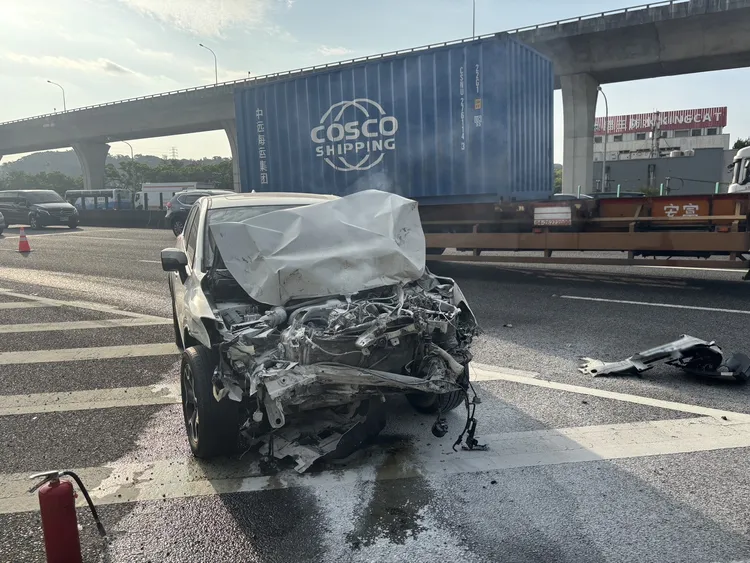 小客車追撞大貨車釀火燒車。國道警方提供