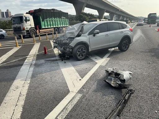 國1桃園段驚魂！小客車駕駛疑恍神追撞大貨車釀火燒車　駕駛跳車逃命