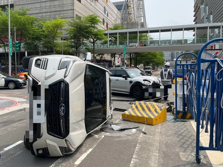 車輛翻覆擦撞捷運工地。翻攝畫面