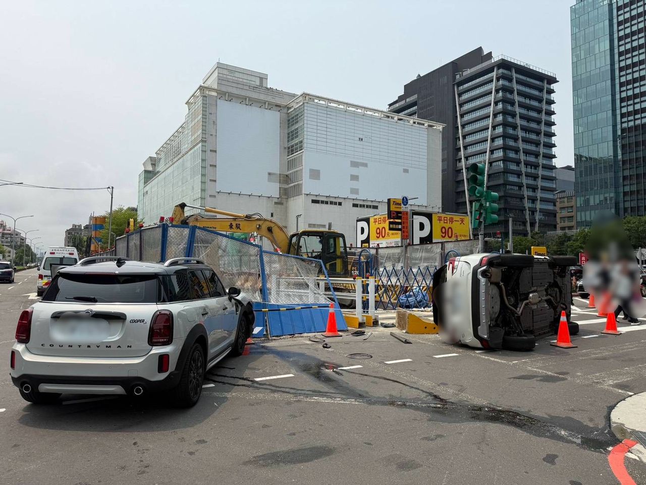 北市中山區路口2車相撞 他90度翻覆衝撞捷運工地