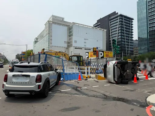 北市中山區路口2車相撞　他90度翻覆衝撞捷運工地
