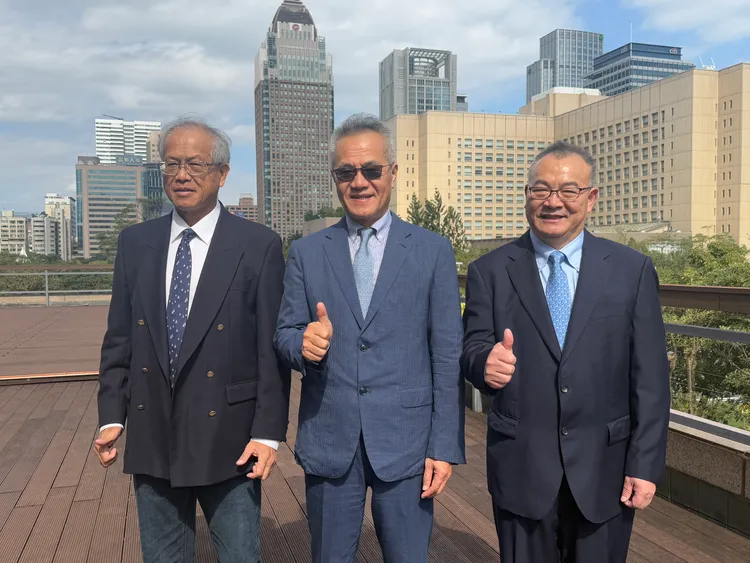 圖中為穎崴科技王嘉煌董事長，右為陳紹焜資深副總經理暨發言人，左為李振昆財務長。呂承哲攝