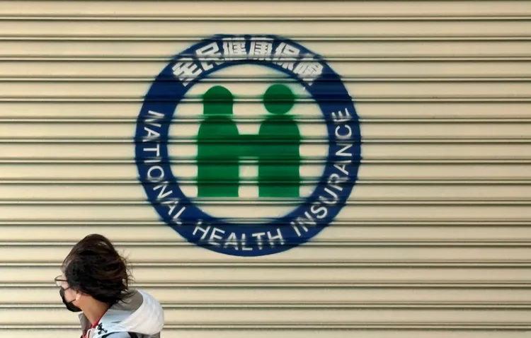 旅美返台夫妻因心悸就醫，醫師建議自費用藥，家屬聽聞每日60至70元後嫌貴並要求轉院。示意圖
