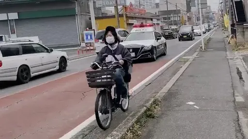 無法超越的自行車　日交通新規！警車帶領車龍龜速跟她走