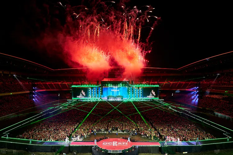 允浩及昌珉唱到《Somebody To Love》時，現場煙火連發。翻攝SM娛樂