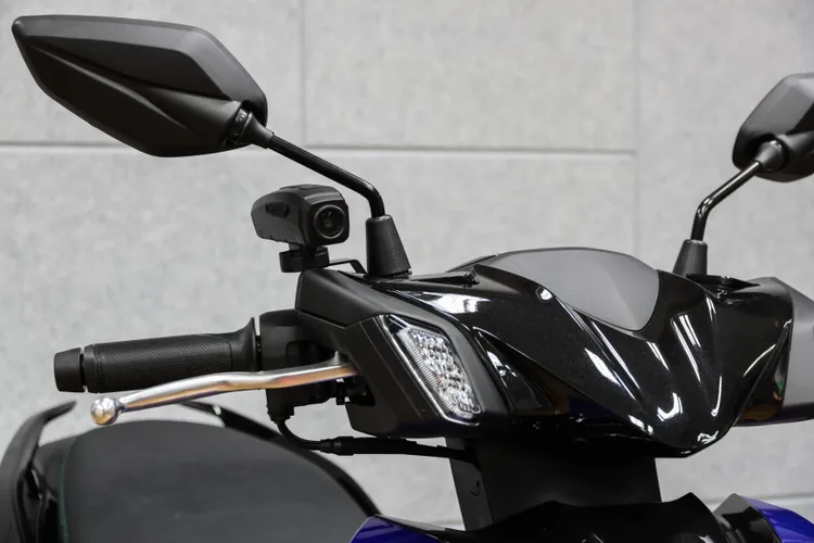 ACTION C6除了可安裝於安全帽上使用之外，也能固定在後照鏡座或車把等位置。業者提供