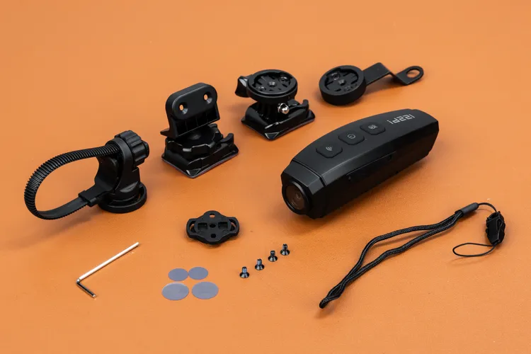 id221 ACTION C6機身採用流線造型設計，並支援最高512GB Micro SD記憶卡，並提供安全帽正上方、側邊、後照鏡座與自行車把手等四種安裝方式。業者提供