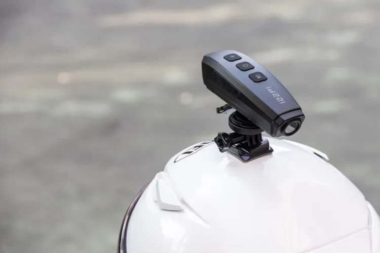 id221 ACTION C6主要鎖定希望兼顧通勤記錄、安全防護與騎乘影像拍攝需求的消費族群，售價3,998元相對來說也具親和力。業者提供