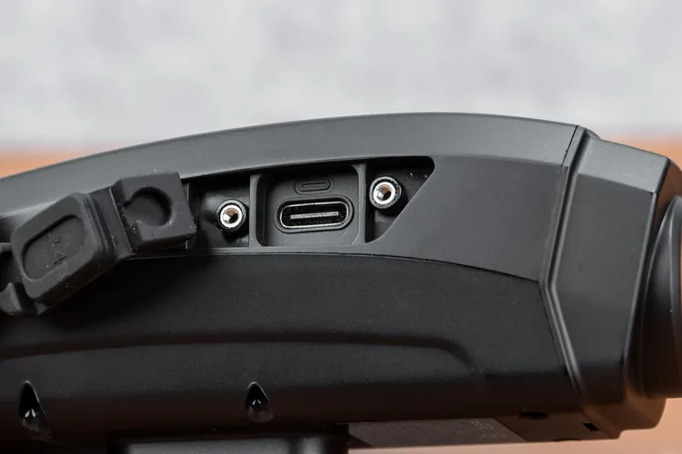 機身搭載Type-C充電介面，若搭配專用防水邊充邊錄電源線，即使在雨天環境中也能持續供電錄影。業者提供