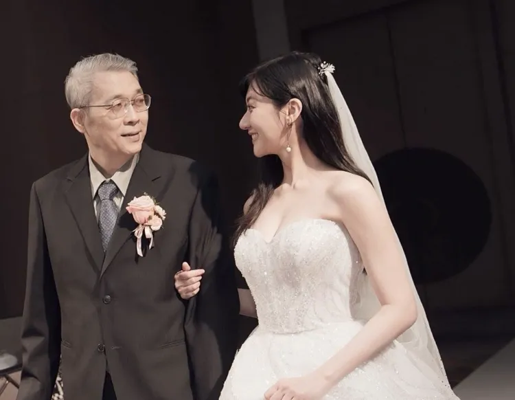 林逸欣（右）去年8月在爸爸的見證下完成婚禮。摘自臉書