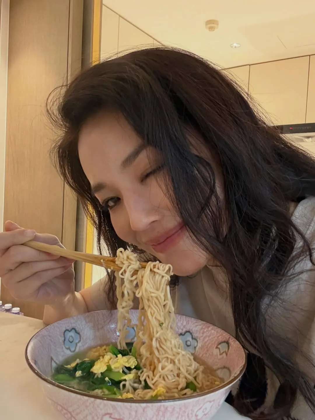 舒淇生日當天收工後吃了長壽麵。翻攝IG
