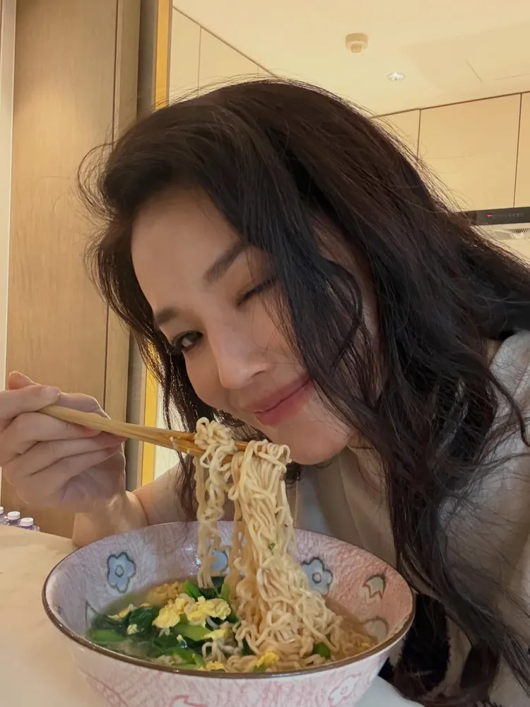 舒淇生日當天收工後吃了長壽麵。翻攝IG