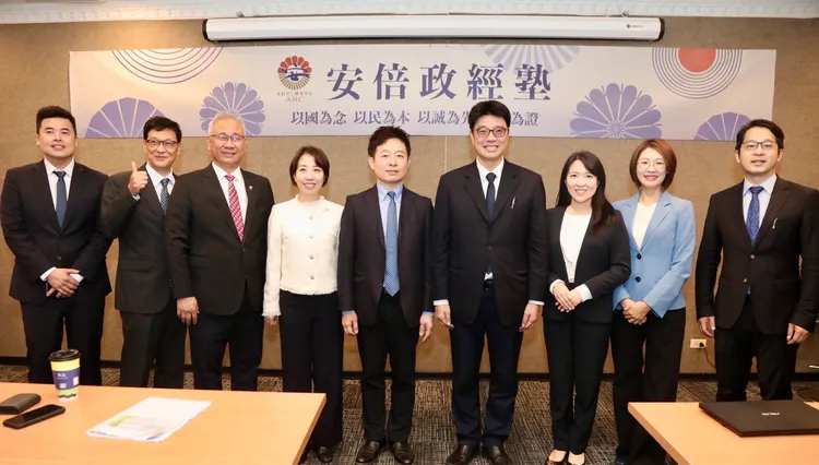 第一期安倍政經塾今開課，包含32位來自政界、企業等塾生錄取。翻攝畫面