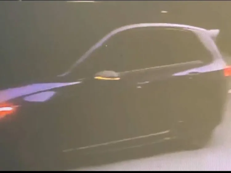 李育朋駕駛這輛汽車酒後肇事被警方逮捕。翻攝畫面