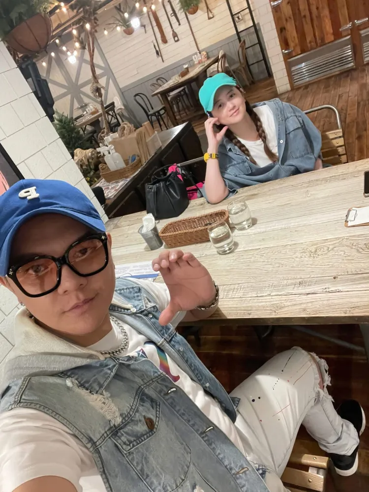 賀一航兒子曾治豪（左）與老婆Meggy。摘自臉書