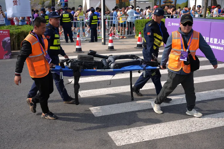 被擔架抬走的機器人。美聯社