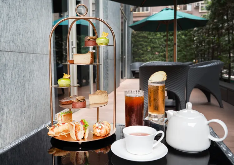 台北慕軒飯店，臻品之選將台灣特色茶品融入甜點與餐食之中，以茶香堆疊細膩風味，呈現優雅的餐飲體驗。國泰飯店觀光事業提供