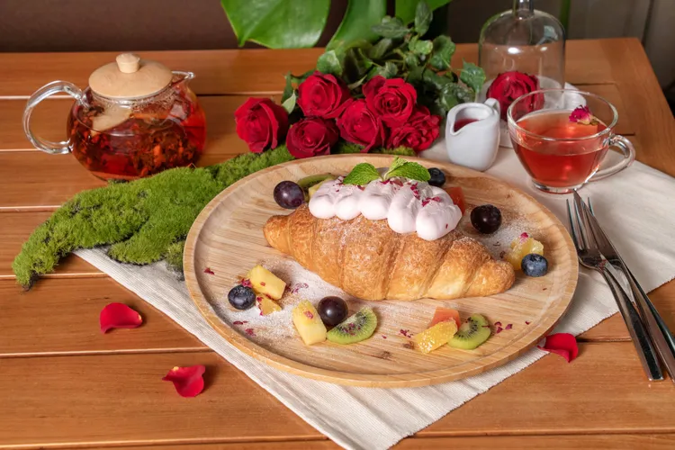 和逸飯店．台北民生館與台北忠孝館以玫瑰果醬融合濃郁乳酪，搭配酥香可頌，呈現細緻優雅的花卉甜點風味。國泰飯店觀光事業提供