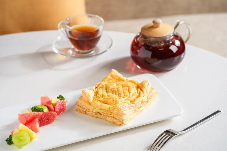 和逸飯店．高雄中山館嚴選在地鳳梨入甜點，將酸甜果香層層堆疊，呈現南台灣清新明亮的風味表現。國泰飯店觀光事業提供